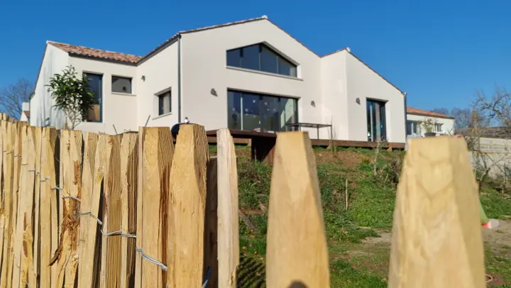 Maison contemporaine à étage avec terrasse bois