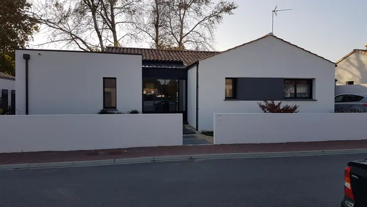 Maison moderne avec mur de clôture blanc