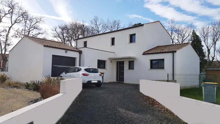 Maison blanche moderne côté rue