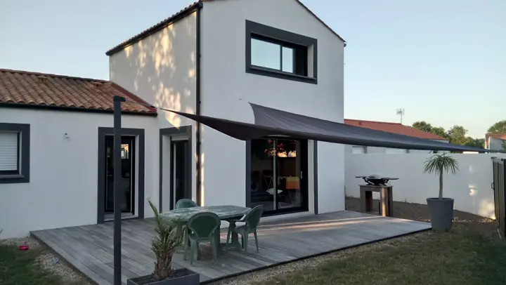 Maison moderne avec terrasse et voile d'ombrage