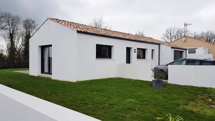 Maison traditionnelle de plain-pied, tuiles et enduit blanc