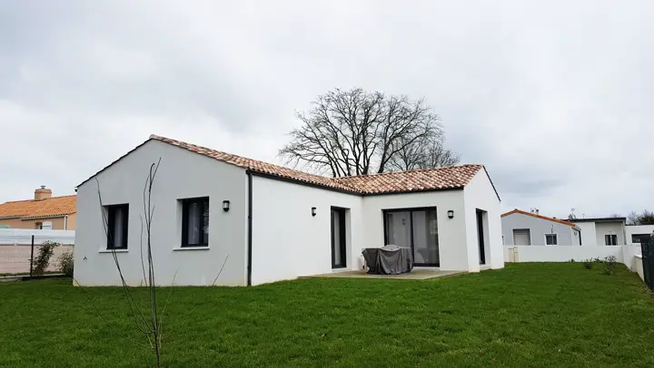 Maison traditionnelle côté jardin, mur de clôture